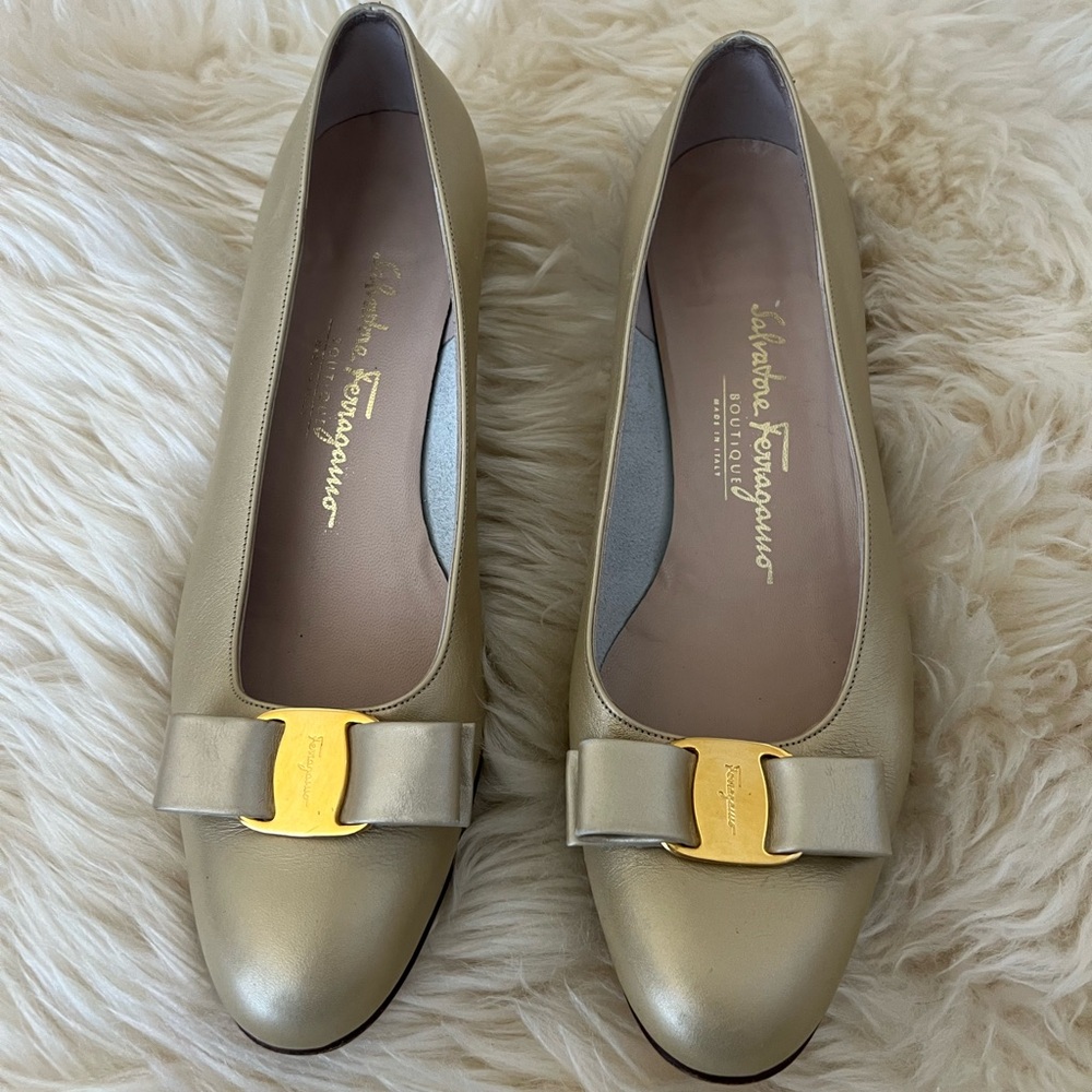Salvatore Ferragamo Gold Bow Flats - Picture 4 of 11